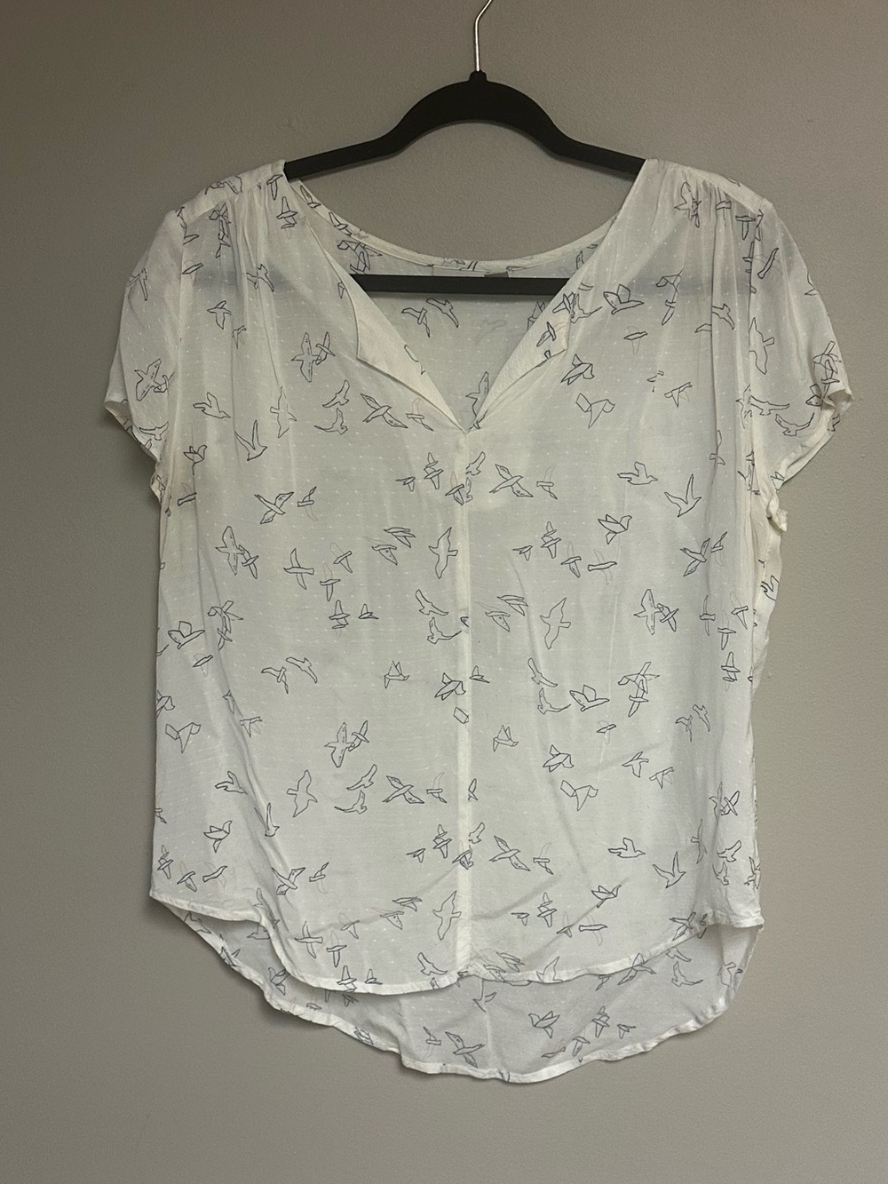 Lightweight White V-Neck Cap-Sleeve Blouse with Bird Print size medium hinge